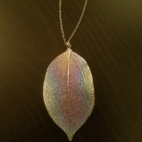 💥NEW ARRIVAL!💥 Delicate Leaf Long Necklace - Picture 2 of 3